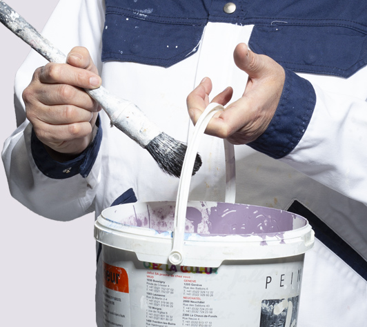 homme tenant un pot de peinture