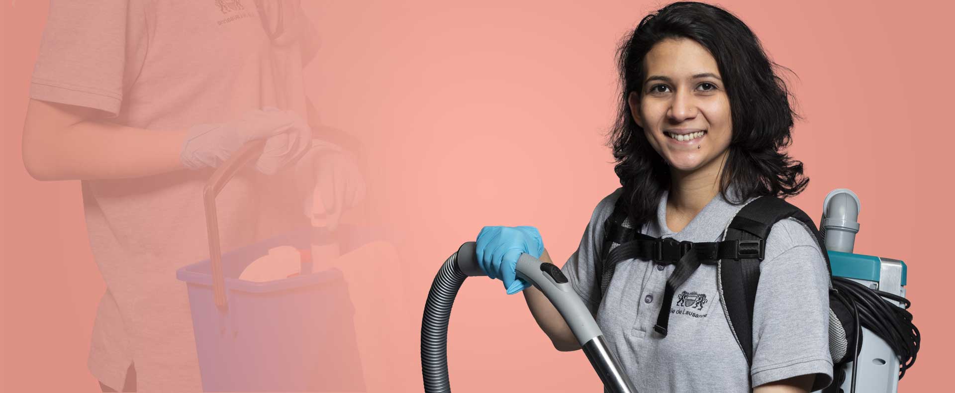 Femme avec un aspirateur