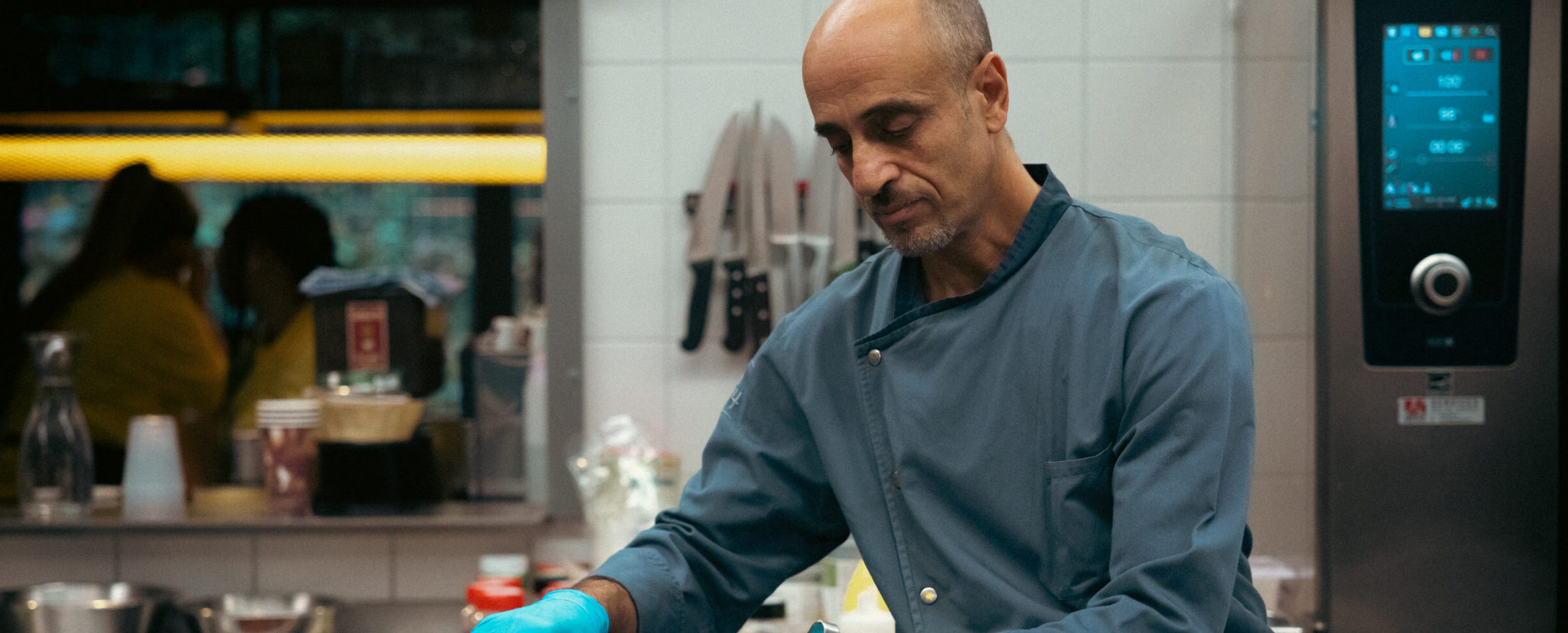 I7A9168 scaled e1763038773655 | Emploi Lausanne | Quai 14 : quand cuisiner redonne le goût de l’avenir