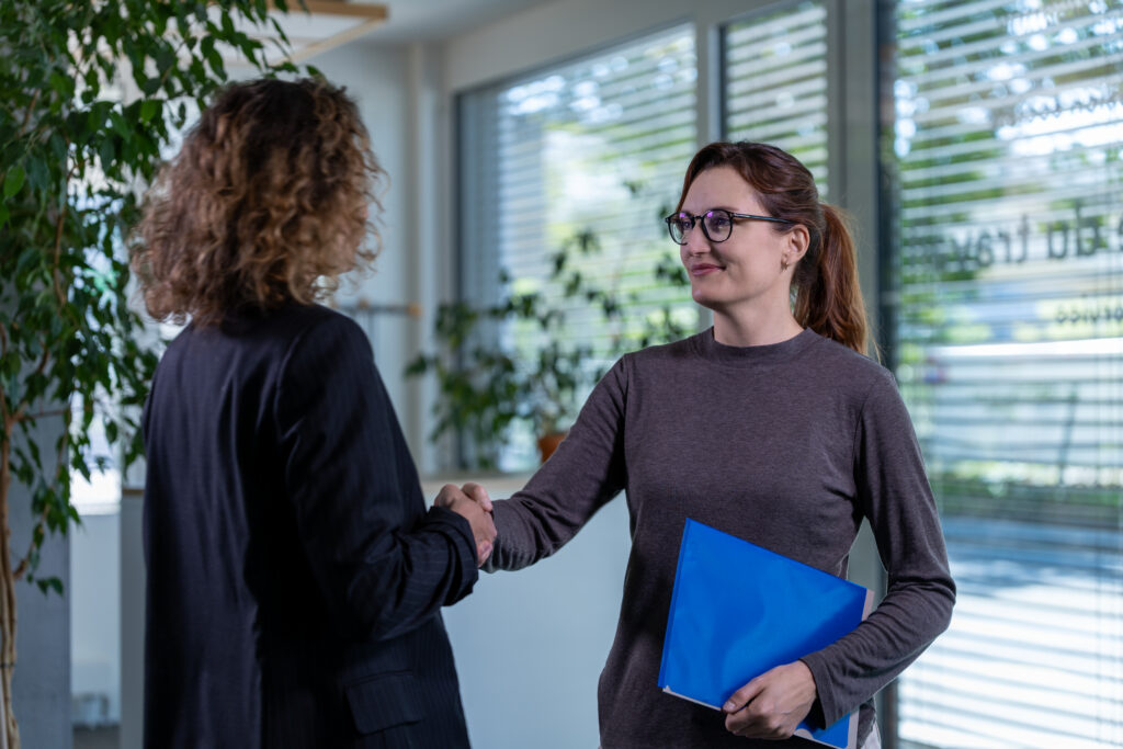 Conseillère en insertion : mobiliser les ressources et créer des ponts vers l’emploi 11 Emploi Lausanne | Conseillère en insertion : mobiliser les ressources et créer des ponts vers l’emploi Deux femmes se serrent la main