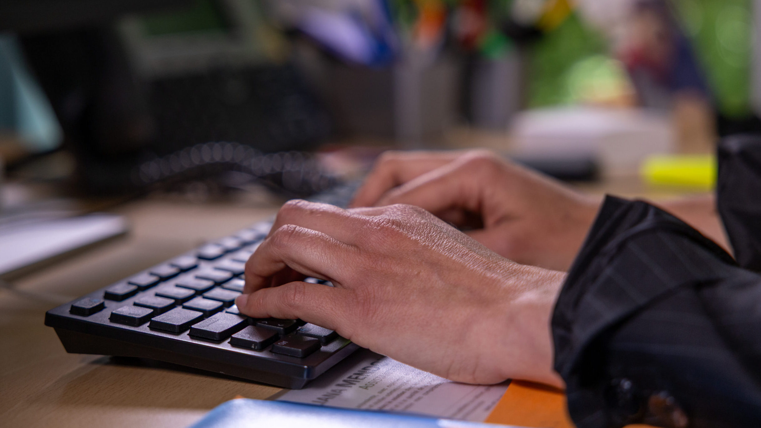 Conseillère en insertion : mobiliser les ressources et créer des ponts vers l’emploi 1 Emploi Lausanne | Conseillère en insertion : mobiliser les ressources et créer des ponts vers l’emploi Des mains écrivent sur un clavier