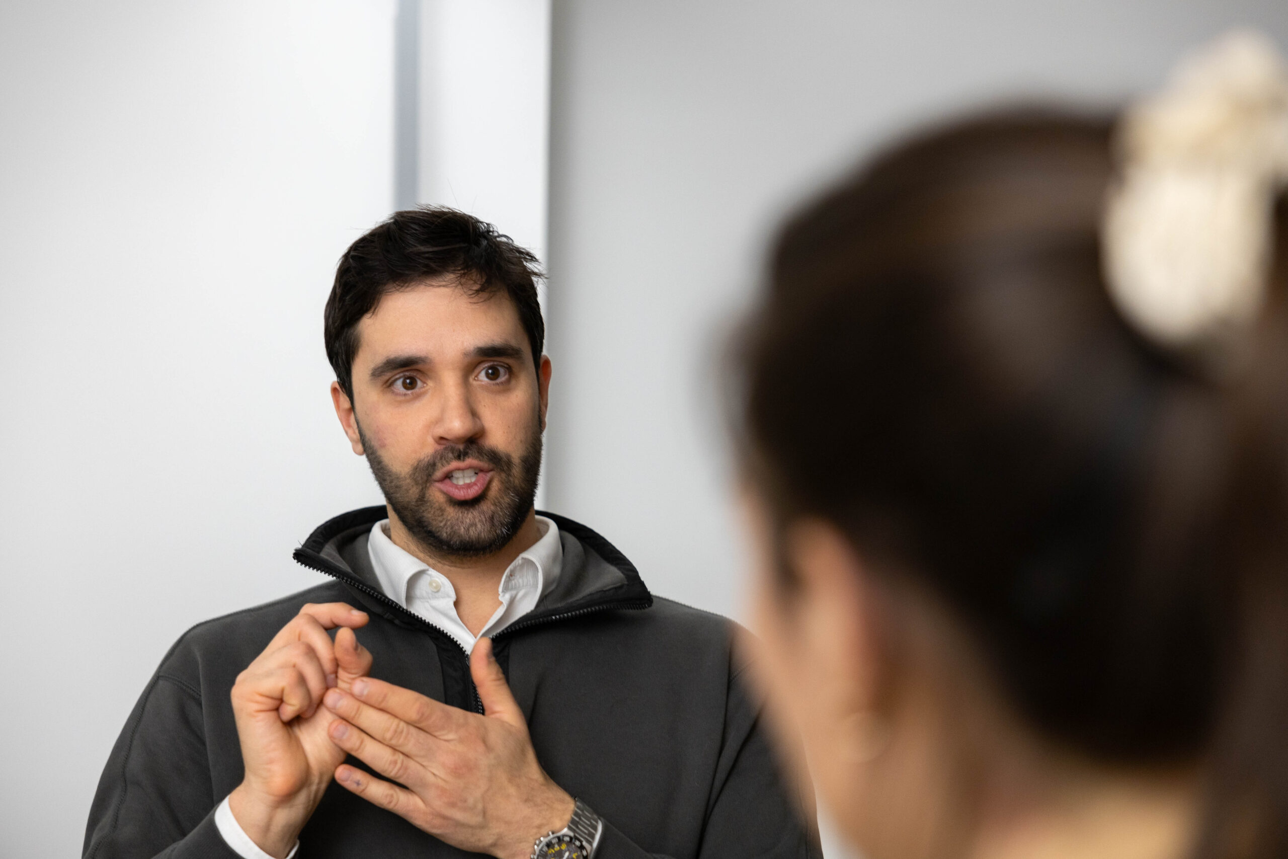 Sergio Conte :
Quand le sport et les valeurs s’alignent 1 Emploi Lausanne | Sergio Conte :
Quand le sport et les valeurs s’alignent Sergio Conte, vu de face, discute avec une personne