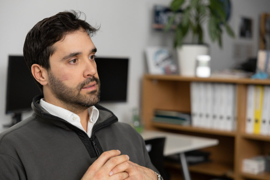 Sergio Conte :
Quand le sport et les valeurs s’alignent 7 Emploi Lausanne | Sergio Conte :
Quand le sport et les valeurs s’alignent Sergio Conte, assis, vu de 3/4