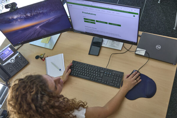 Conseillère en insertion : mobiliser les ressources et créer des ponts vers l’emploi 8 Emploi Lausanne | Conseillère en insertion : mobiliser les ressources et créer des ponts vers l’emploi Une personne travaillant à son bureau vu de haut