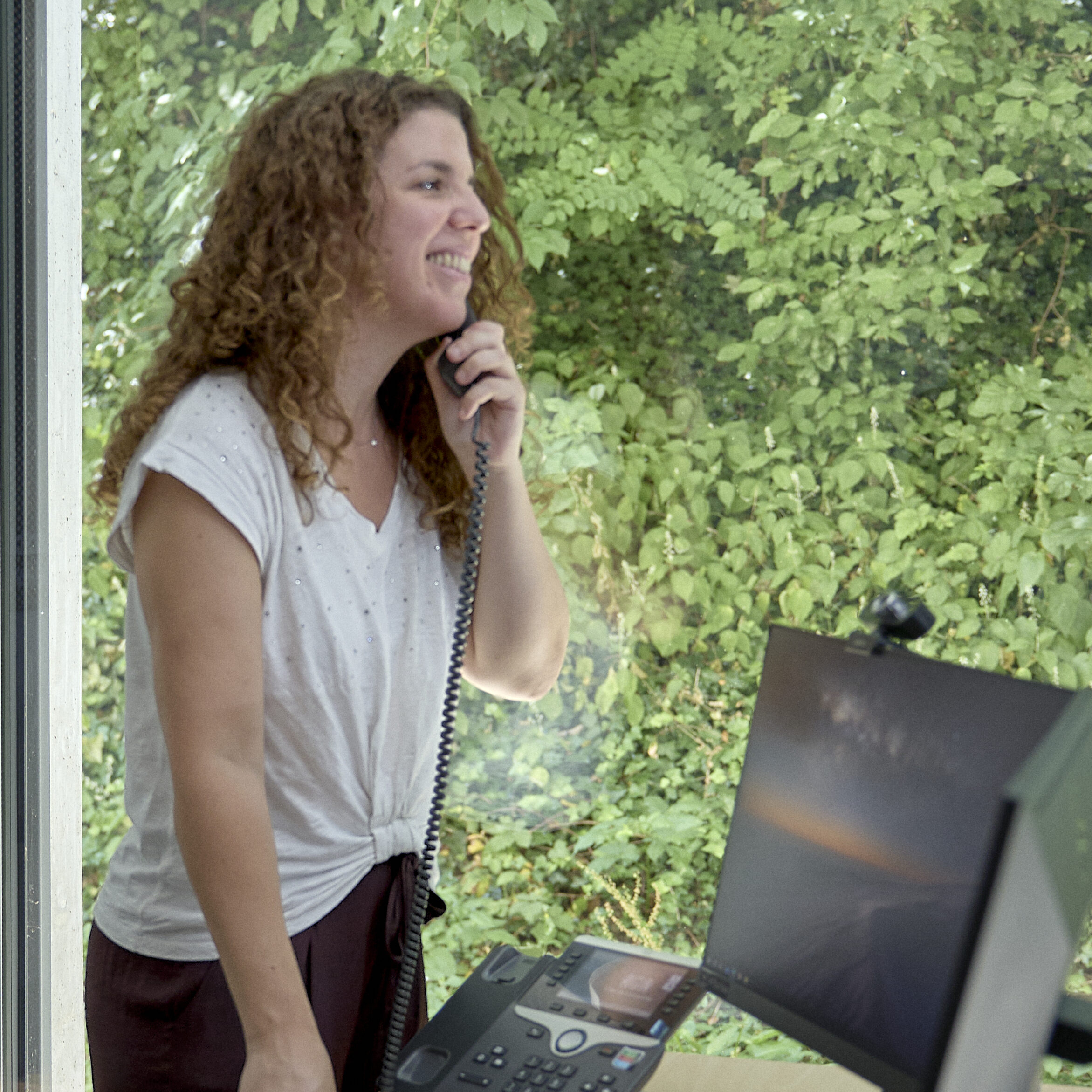 Conseillère en insertion : mobiliser les ressources et créer des ponts vers l’emploi 9 Emploi Lausanne | Conseillère en insertion : mobiliser les ressources et créer des ponts vers l’emploi Une personne travaillant, debout, au téléphone